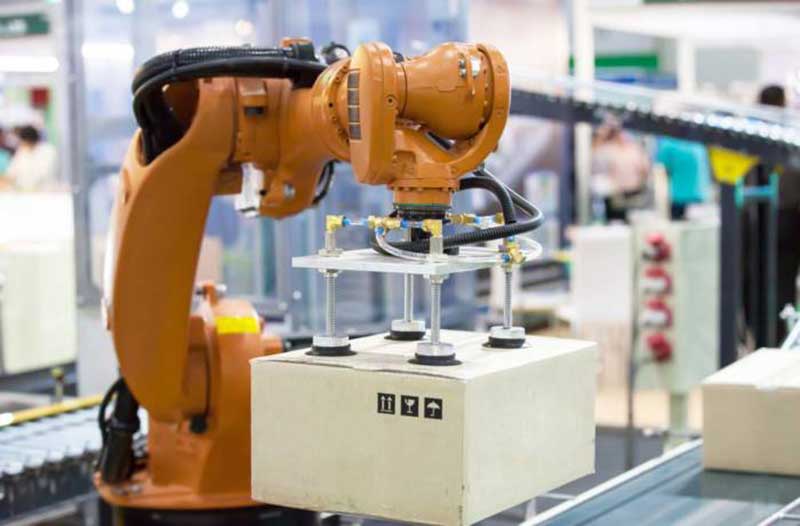 Robot arm picks up parcel in warehouse