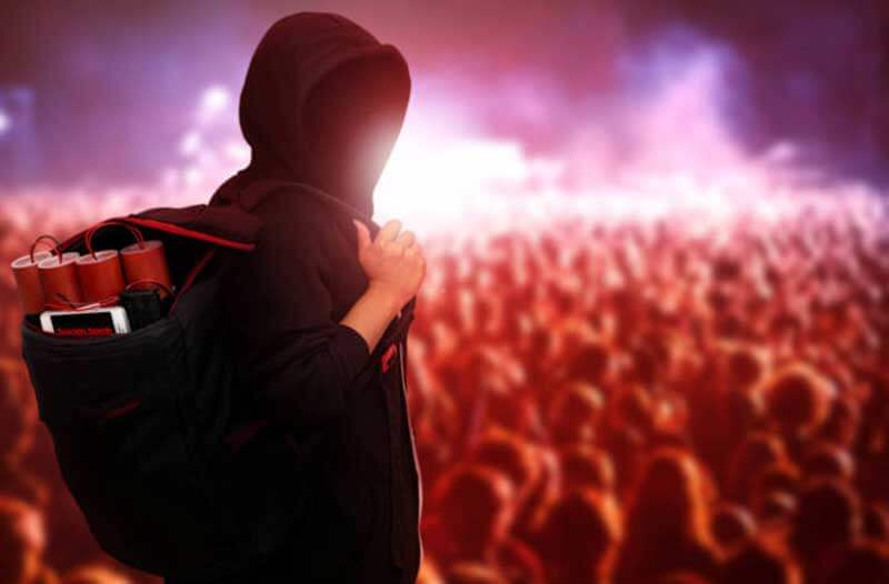 Een man met een hoodie en rugzak met explosieven staat voor een mensenmenigte